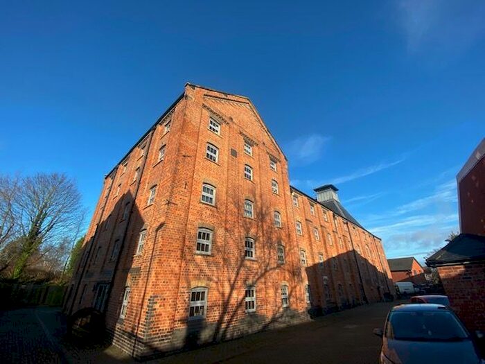 2 Bedroom Flat To Rent In Cairns Close, Lichfield, WS14