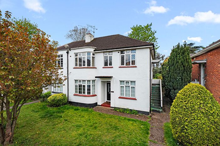 2 Bedroom Maisonette For Sale In Oatlands, Weybridge, KT13