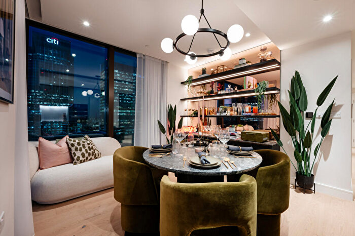 1 Bedroom Apartment For Sale In Harcourt Gardens, South Quay Plaza, E35