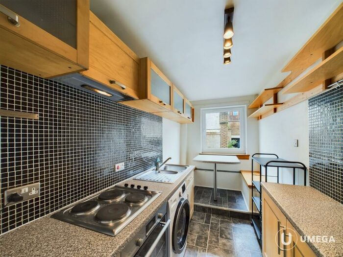 2 Bedroom Flat To Rent In Lochrin Place, Tollcross, Edinburgh, EH3