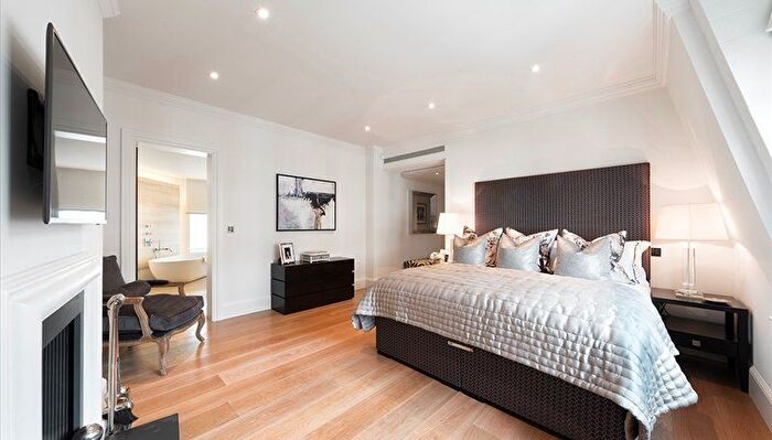 2 Bedroom Flat To Rent In Duke Street, London, W1K