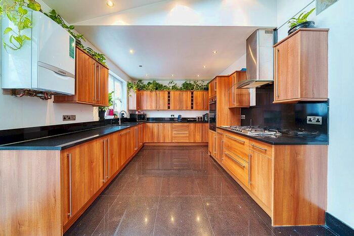 5 Bedroom Semi-Detached House To Rent In Heston Road, Hounslow, TW5
