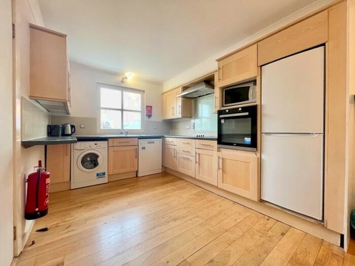 3 Bedroom Flat To Rent In Royal Court, Surrey Quays, SE16