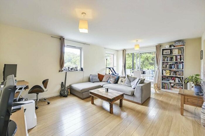 2 Bedroom Flat To Rent In Lordship Lane, East Dulwich, London, SE22