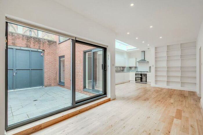 3 Bedroom Terraced House To Rent In Archway Road, Highgate, N6