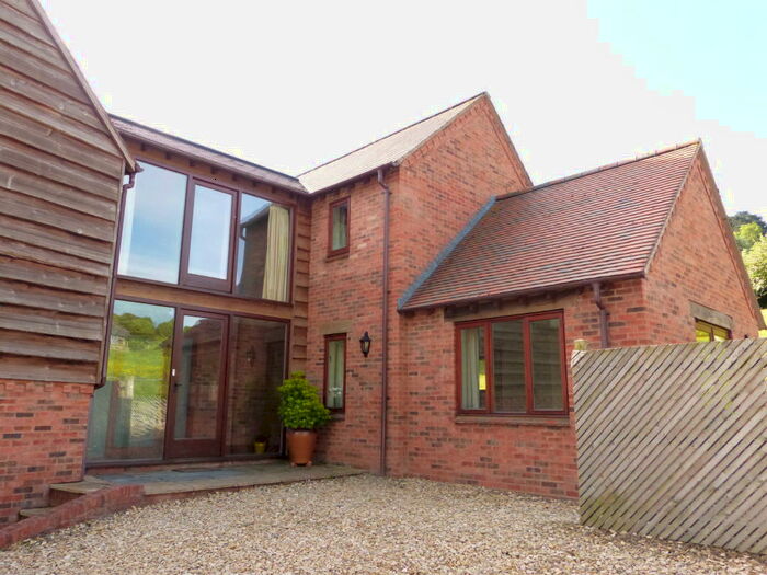 6 Bedroom Barn To Rent In Green Lane, Churchdown, GL3