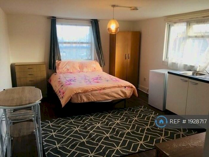 Studio To Rent In St. Pauls Road, London, N17