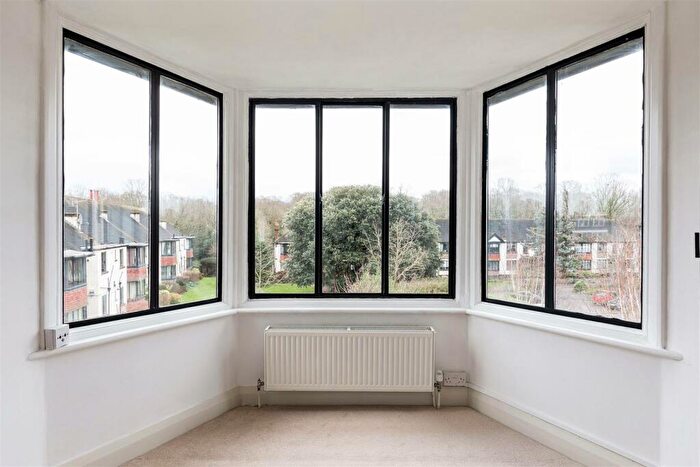 2 Bedroom Flat For Sale In Forest Court, Wanstead, E11