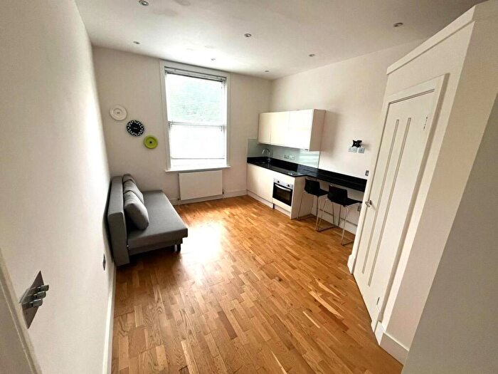 Flat To Rent In Finsbury Park Road, Finsbury Park, London, N4