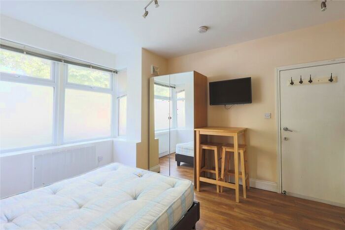 Apartment To Rent In Biddestone Road, Islington, London, N7