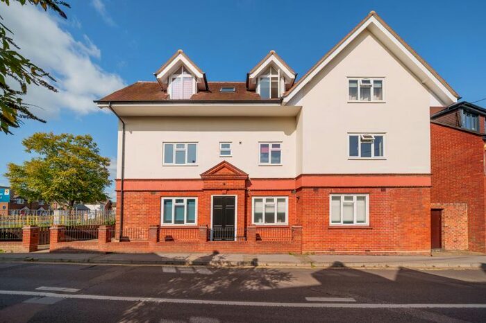 1 Bedroom Flat To Rent In Farncombe Street, Godalming, GU7