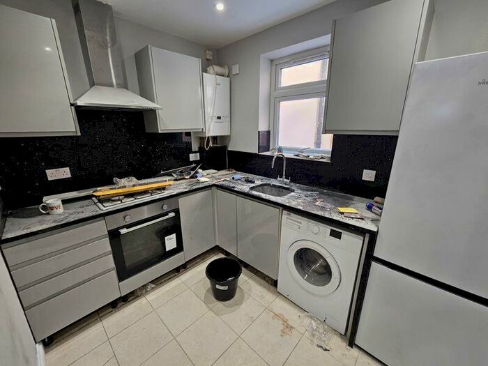 2 Bedroom Flat To Rent In High Street, Aldershot, GU11