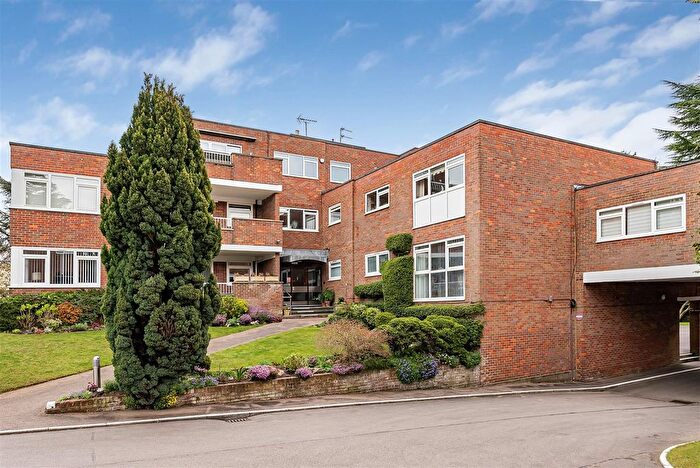 3 Bedroom Flat For Sale In Darnhills, Radlett, WD7