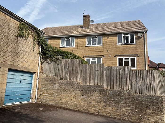 2 Bedroom Flat To Rent In Cedar Drive, Dursley, GL11