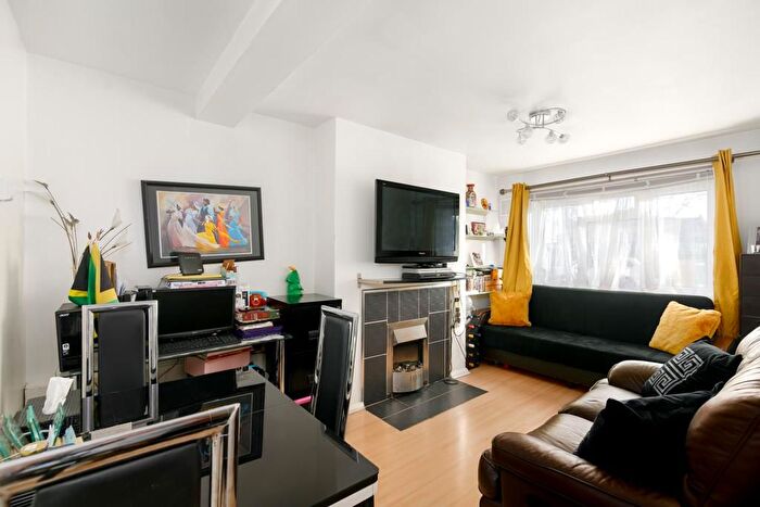 1 Bedroom Flat For Sale In Weir Hall Road, London, N17