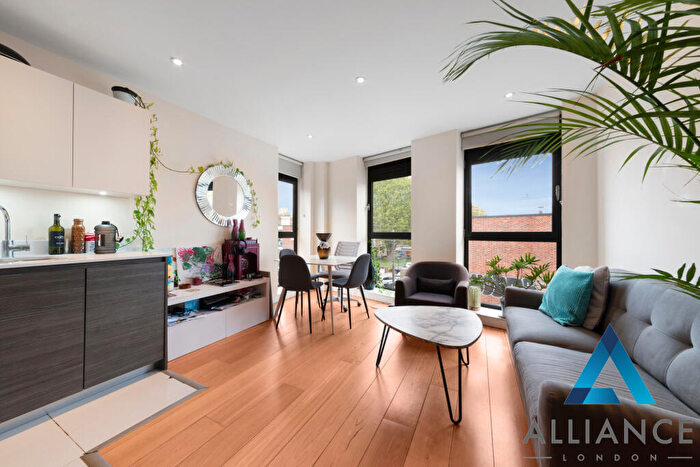 2 Bedroom Apartment To Rent In Saltwell Street, London, E14