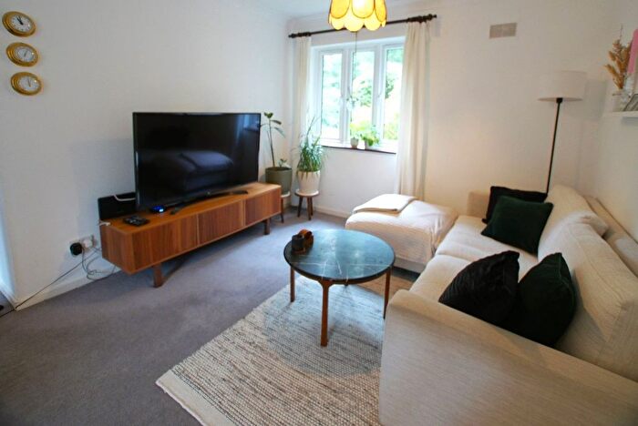2 Bedroom Flat To Rent In Hillbury Road, London, SW17