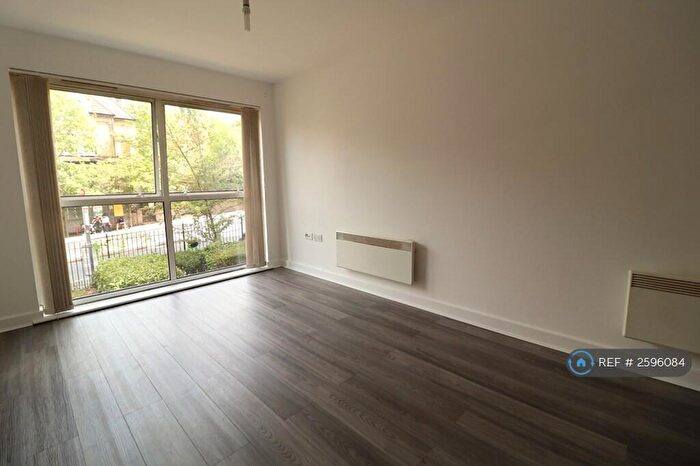 2 Bedroom Flat To Rent In Epping Court, London, SE22