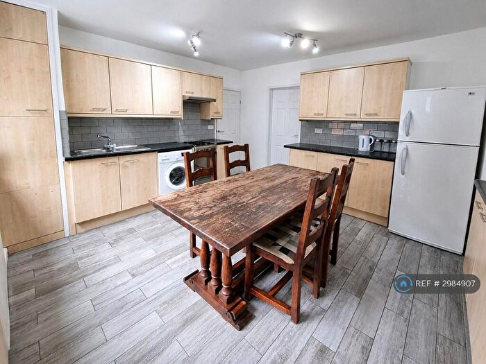 4 Bedroom Maisonette To Rent In Foxcroft Way, Leeds, LS6