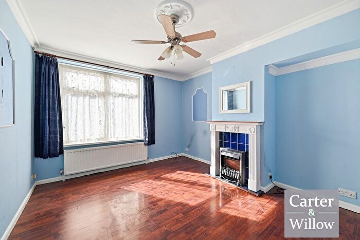 1 Bedroom Maisonette For Sale In Fanshawe Crescent, Dagenham, RM9