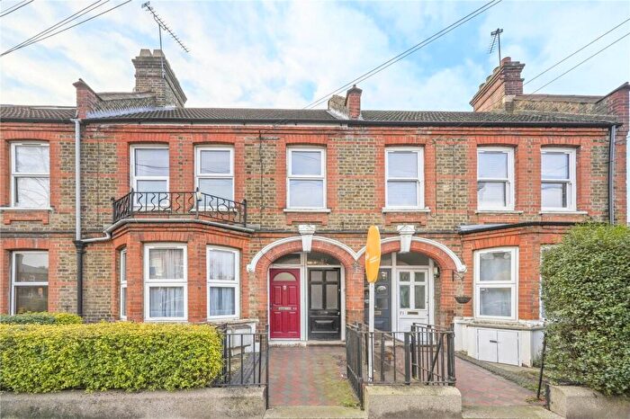2 Bedroom Flat To Rent In Winns Avenue, Walthamstow, London, E17