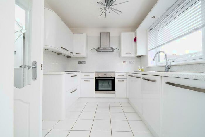 2 Bedroom Flat To Rent In Shaw Place, Greenock, PA15