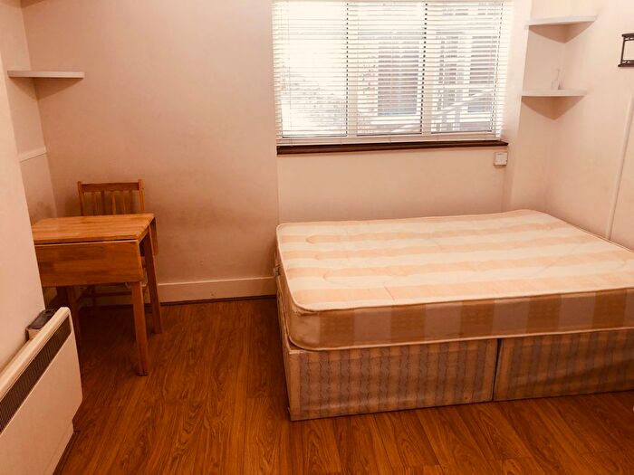 Studio To Rent In Queens Avenue, London, N10