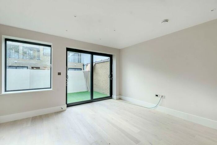 1 Bedroom Flat To Rent In Gayford Road, Shepherd's Bush, London, W12