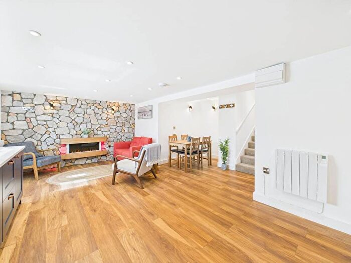 3 Bedroom Flat For Sale In Harbour Heights, The Ridgeway, SA69
