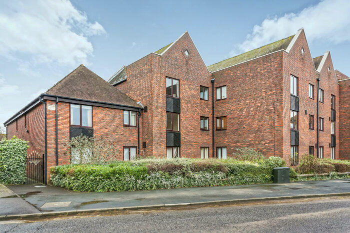 1 Bedroom Flat To Rent In Cobham Gate, Cobham, KT11