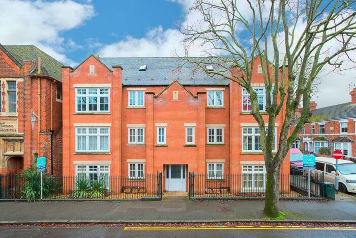 2 Bedroom Apartment To Rent In St Peters Avenue, Kettering, NN16