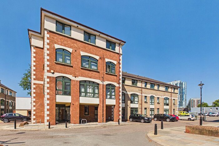 2 Bedroom Flat For Sale In Corner Hall, Hemel Hempstead, HP3