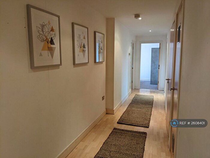 2 Bedroom Flat To Rent In Cromwell Court, Leeds, LS10
