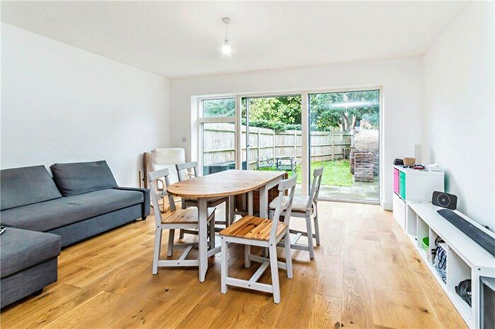 4 Bedroom Semi-Detached House For Sale In Cliffe Road, South Croydon, CR2