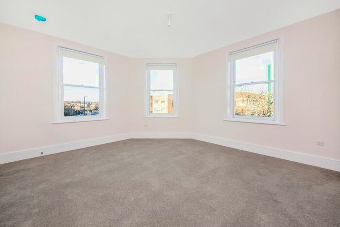 3 Bedroom Flat To Rent In Park Hall Road, Dulwich, London, SE21