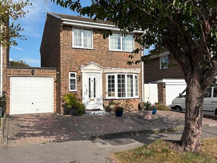 3 Bedroom Detached House For Sale In The Chine, Littlehampton, BN17