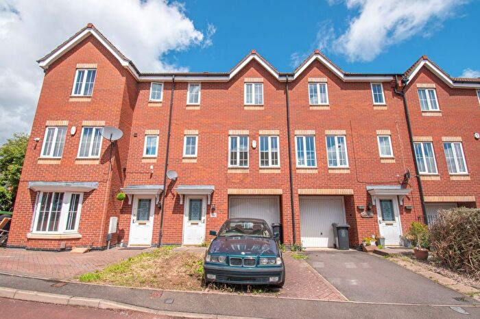 3 Bedroom Terraced House For Sale In Oakwood Road, Leicester, LE4