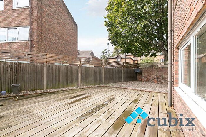 4 Bedroom Town House To Rent In Southwark Park Road, London, SE16