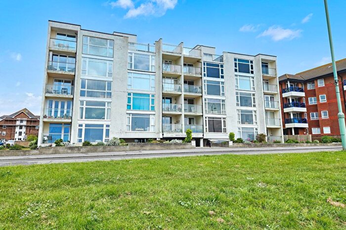 3 Bedroom Flat For Sale In Marine Parade East, Lee-On-The-Solent, PO13