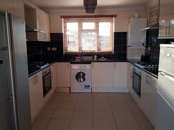 6 Bedroom Semi-Detached House To Rent In Commonwealth Avenue, Hayes, UB3