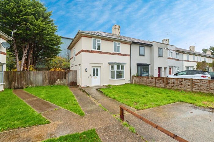 3 Bedroom Semi Detached House For Sale In Walnut Avenue, Southampton, SO18