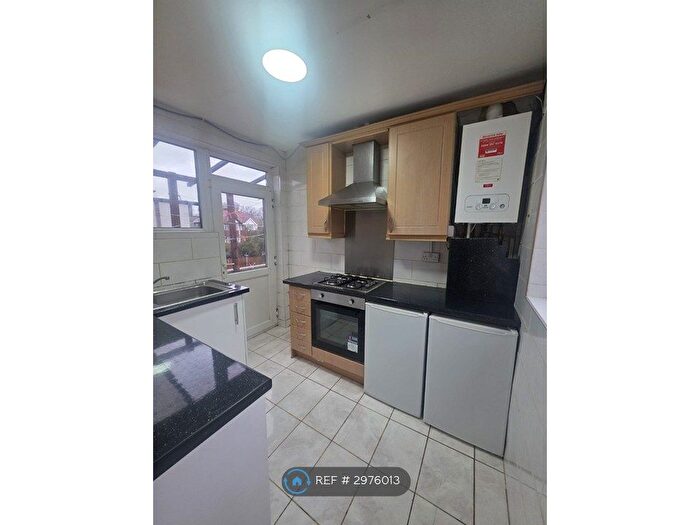 2 Bedroom Flat To Rent In Everton Drive, Stanmore, HA7