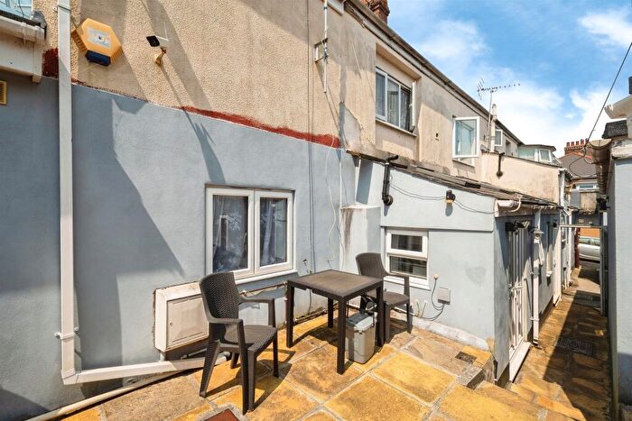 2 Bedroom Flat For Sale In Ladysmith Road, Plymouth, PL4