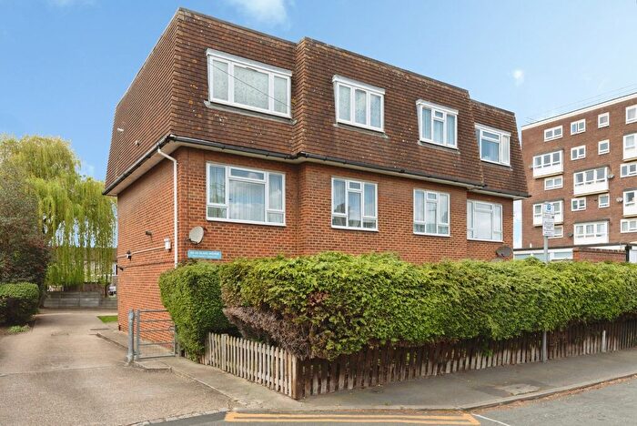 1 Bedroom Flat For Sale In Blake Avenue, Barking, IG11