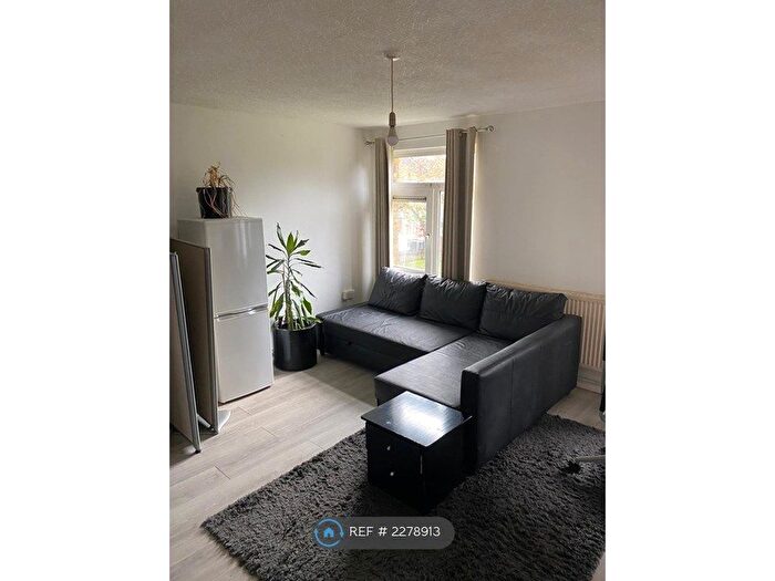 Studio To Rent In Inglehurst Gardens, Ilford, IG4