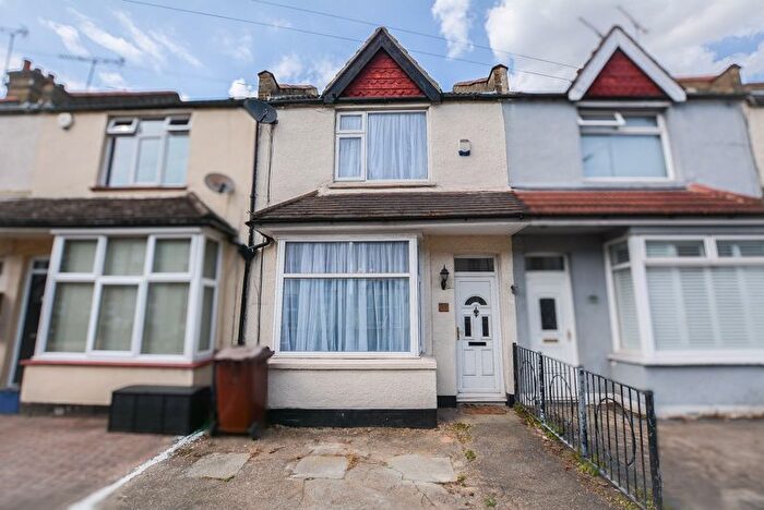 2 Bedroom Property To Rent In Fairfax Drive, Westcliff-On-Sea, SS0