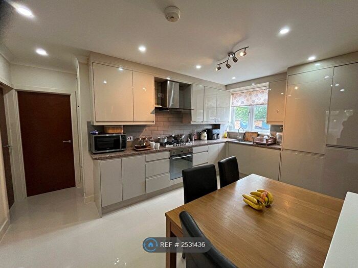 2 Bedroom Flat To Rent In Devonshire Way, Hayes, UB4