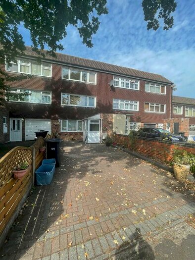 3 Bedroom Town House To Rent In Ashurst Drive, Ilford, London, IG6