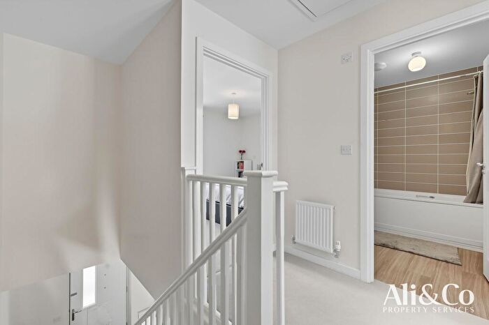 2 Bedroom Detached House For Sale In Woodside Close, Grays, RM16