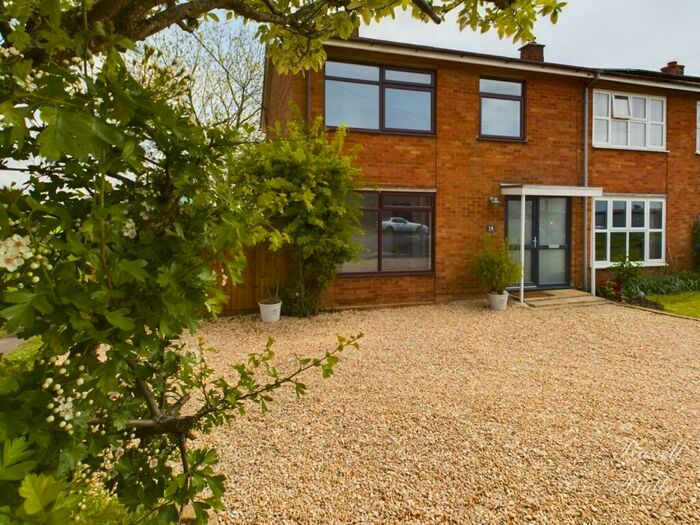 3 Bedroom Semi-Detached House To Rent In Rosehill Crescent, Twyford, MK18